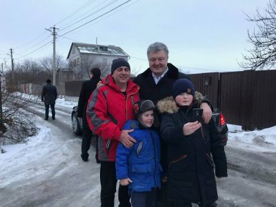 Порошенко услышал плачь ребенка и вышел из кортежа для фото / Фото: Facebook/Ирина Геращенко